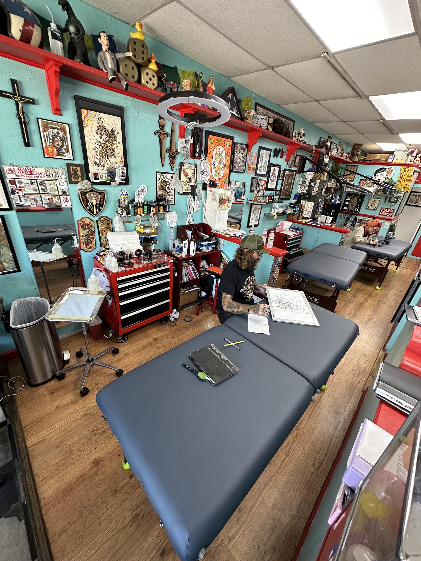 Heart In Hand : Lower Greenville tattoo parlor in Dallas, TX