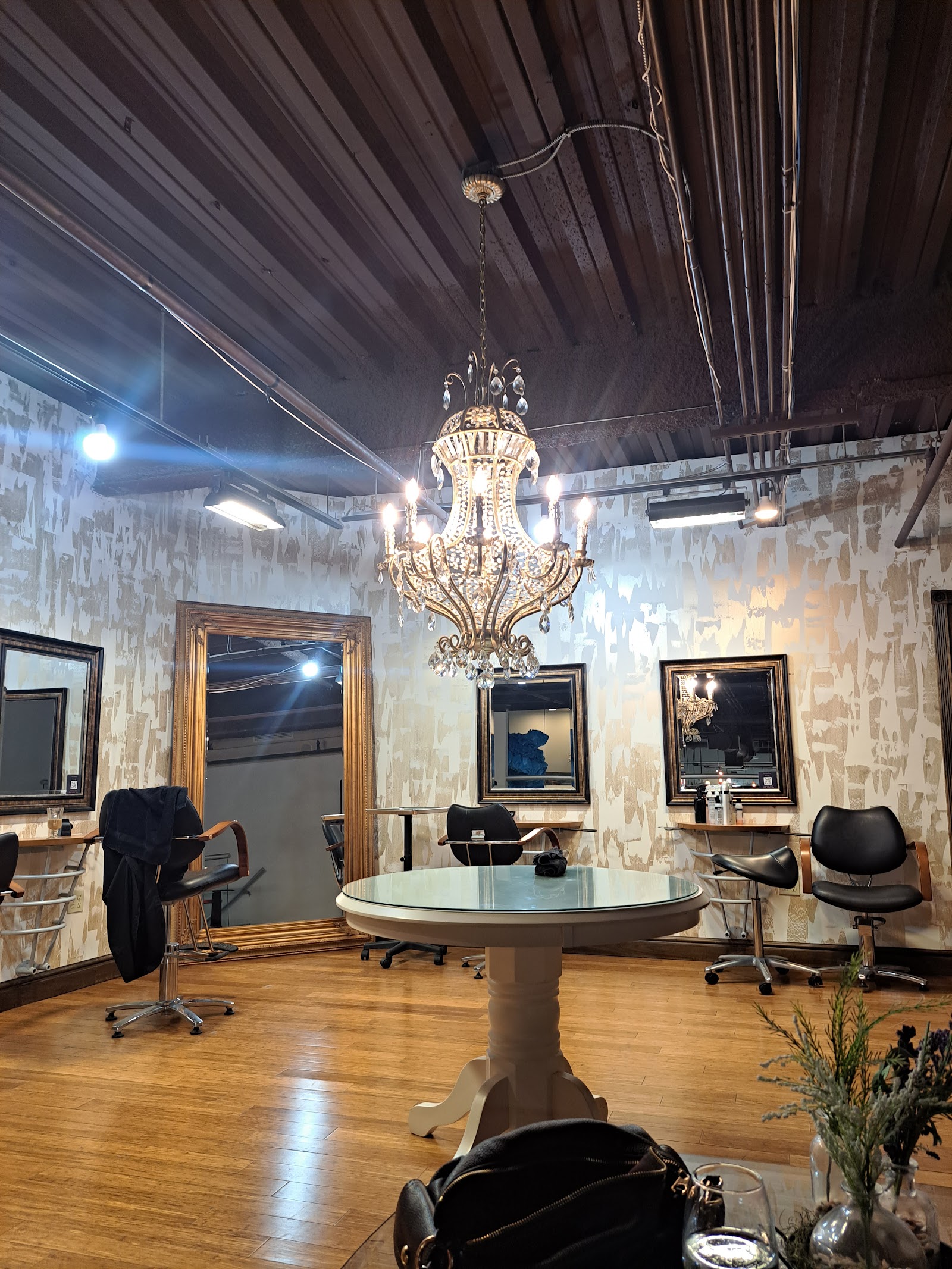 Izzazu Salon, Spa & Blowout Bar - Downtown — photo 2