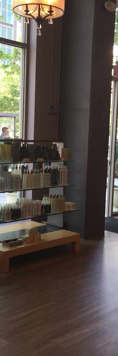 Très Chic Salon in Cleveland, OH